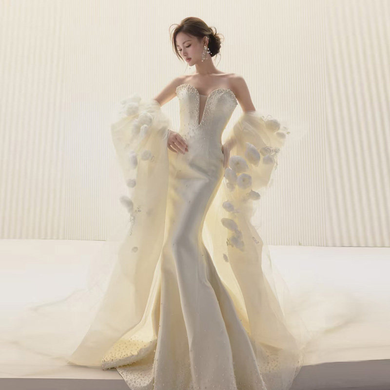 缎面法式抹胸立体花朵拖尾婚纱2025新款轻奢新娘迎宾礼服舞台