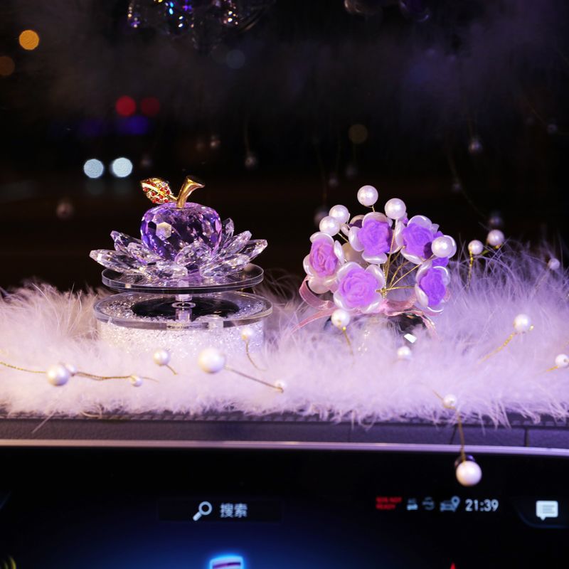 太阳能旋转水晶苹果汽车香薰个性车载装饰香水摆件中控台装饰用品