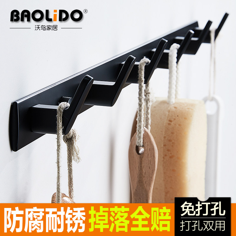 进门黑色挂衣钩服装店更衣室门口图片