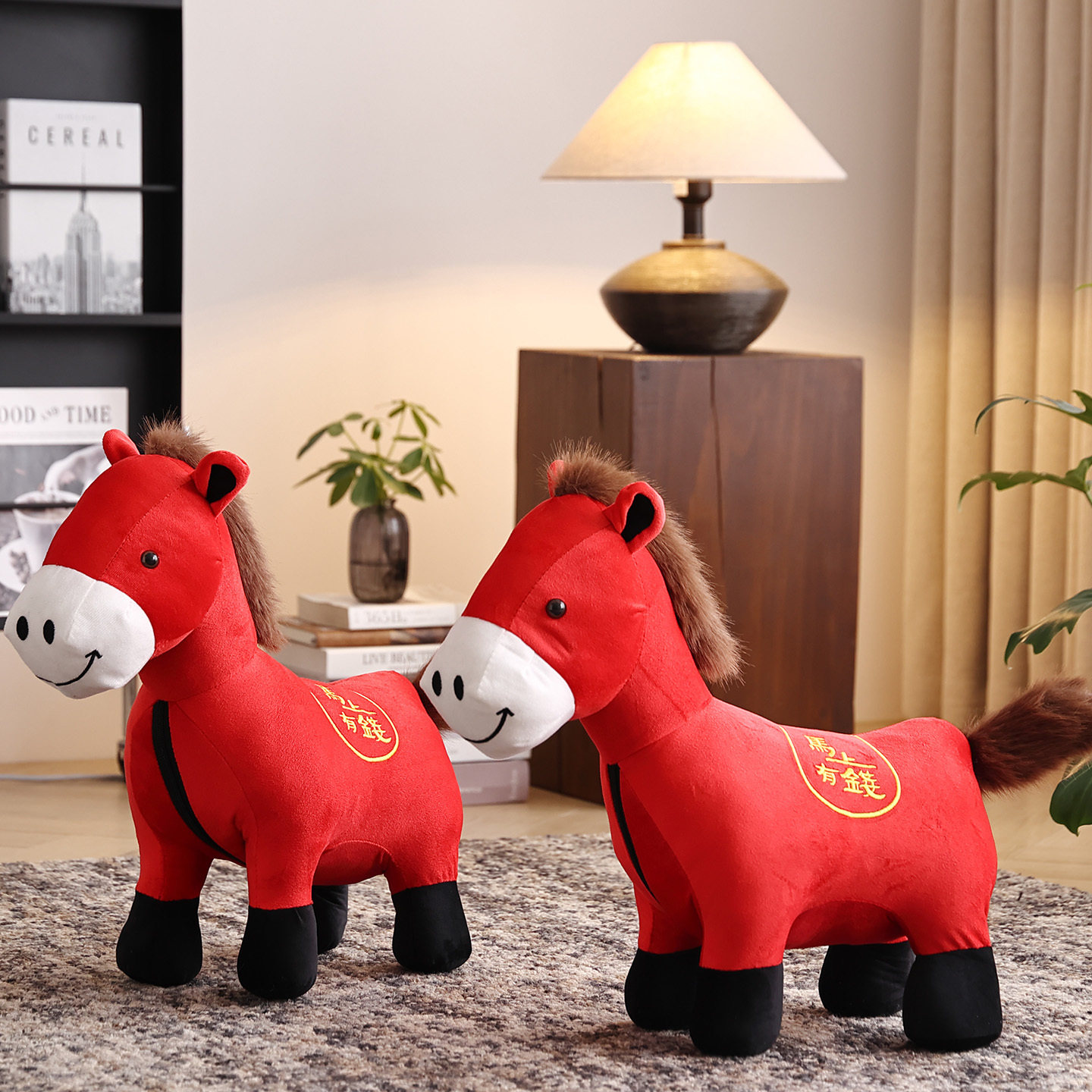 儿童马吉祥物坐凳矮凳家用软毛绒结实耐用红色骑凳可爱动物喜庆凳