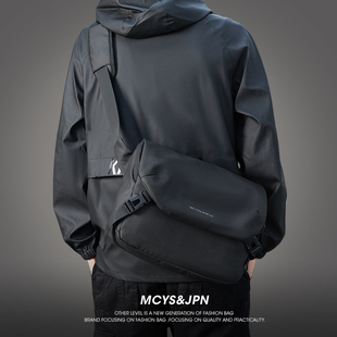 斜挎包男款高级感通勤包运动休闲大容量短途旅行高颜值单肩邮差包