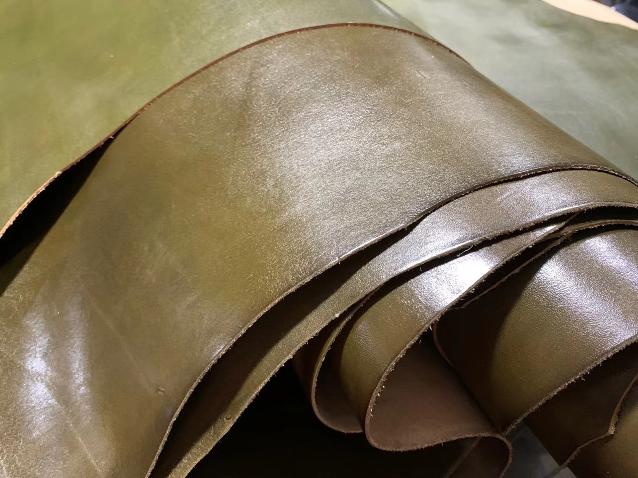 茶芯深橄榄绿植鞣牛皮1.8-2.0mm 20/尺 18-25尺 一张起