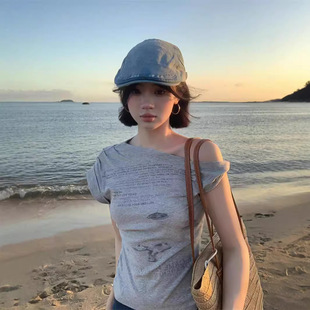 復古美式 斜肩短袖 T恤女夏季 小眾百搭灰色別致上衣 辣妹不規則修身