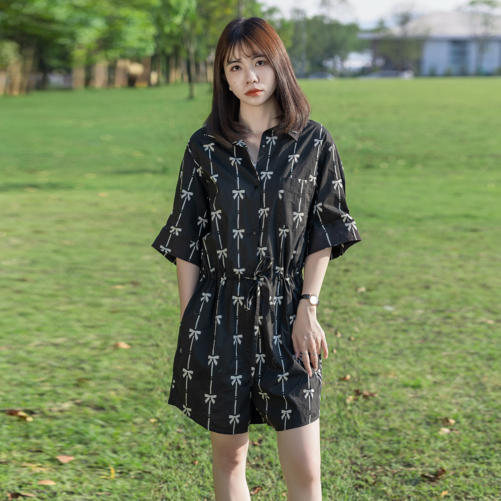 黑底配白色蝴蝶结印花连体裤