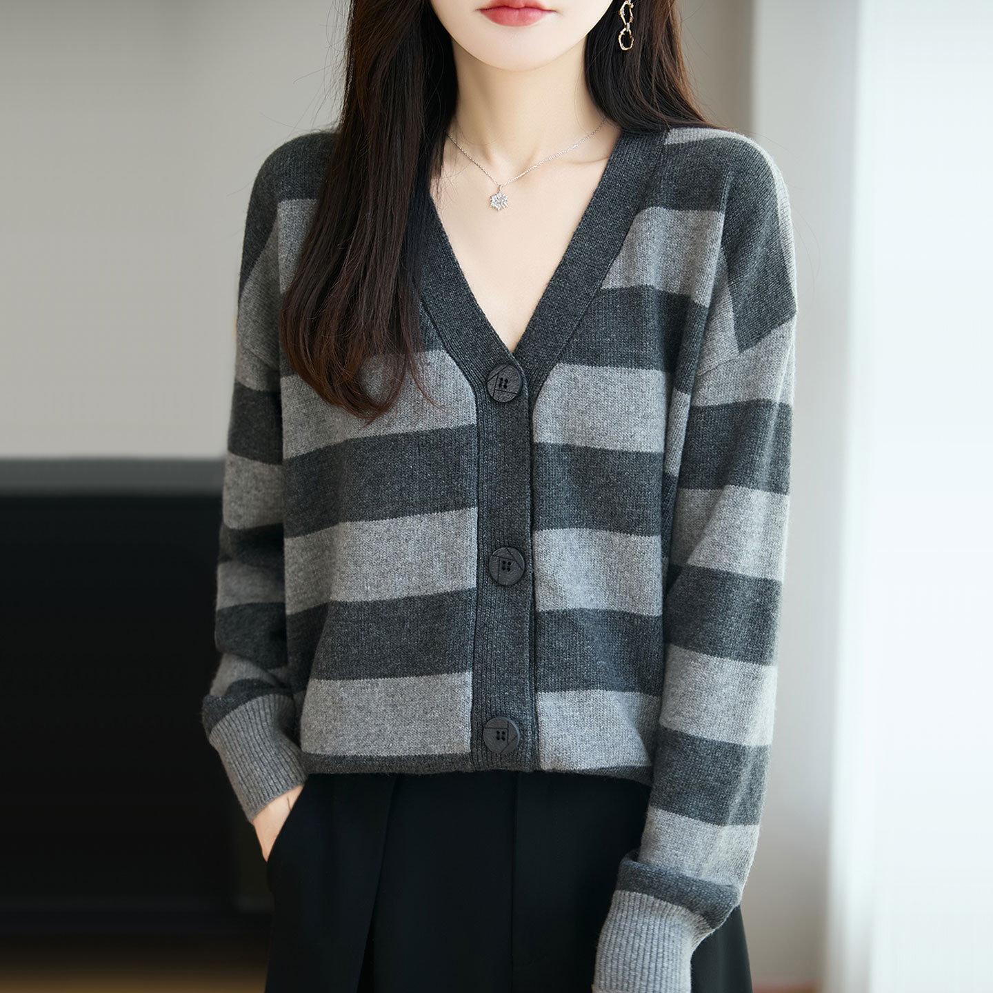 秋季新款撞色条纹V领羊毛针织开衫外套短款女士毛衣时尚显瘦外搭