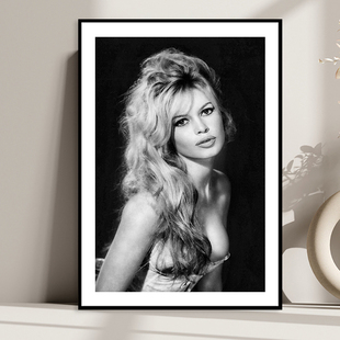 Brigitte Bardot 碧姬芭铎 复古性感美女抽雪茄明星海报酒吧壁画