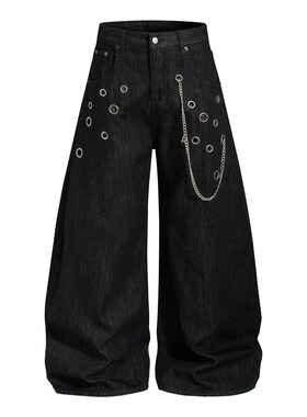 Loose jeans with chains and wide legs.