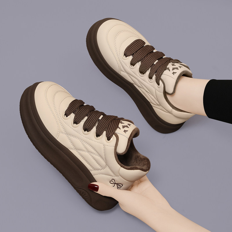 真皮平底板鞋女款2025新款春秋季厚底增高小个子配裙子休闲运动鞋