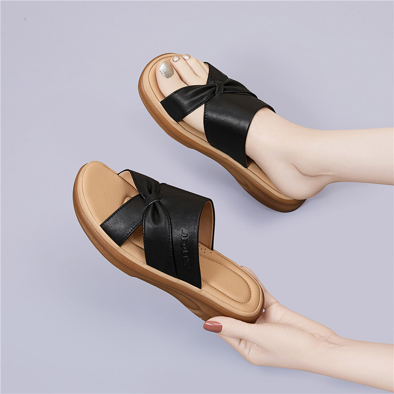 真皮平底沙滩凉拖鞋女款2026年新款夏季软底舒适防滑黑色外穿拖鞋