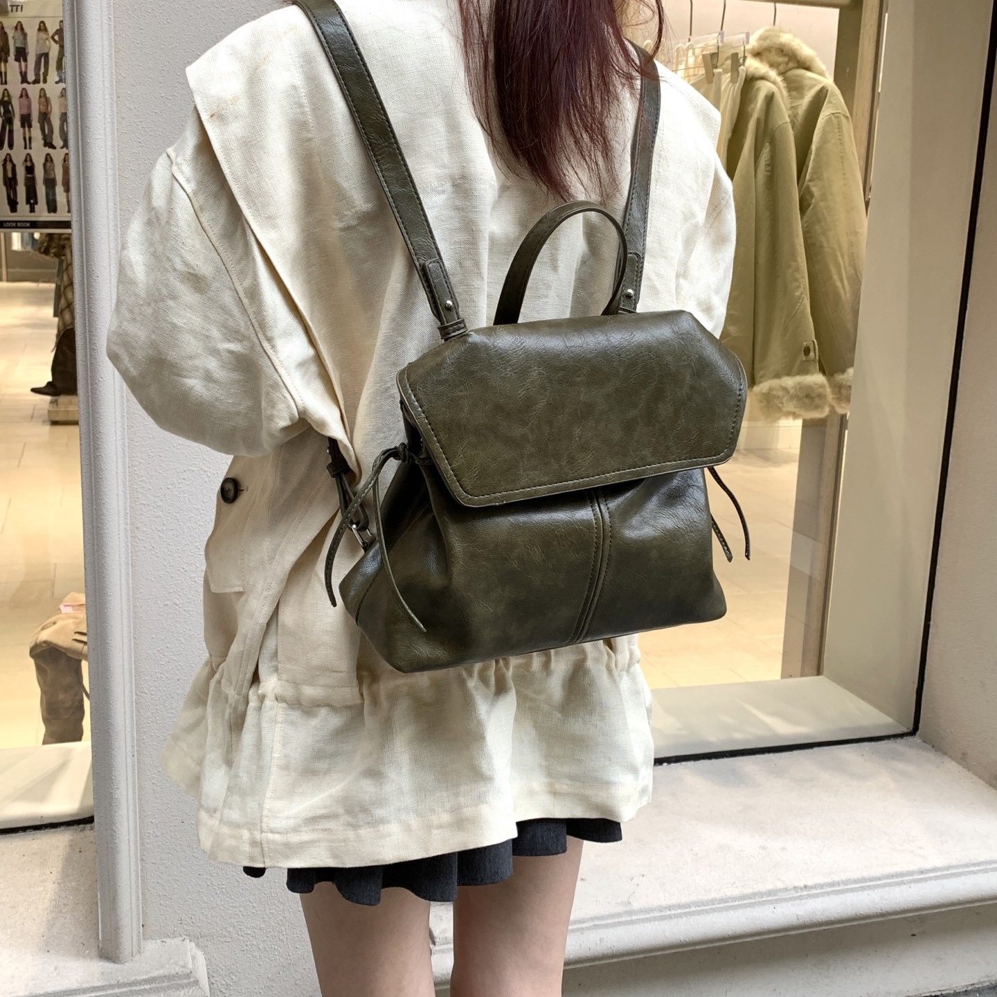 皮质双肩包女2026新款大容量通勤电脑背包设计感小众百搭休闲书包