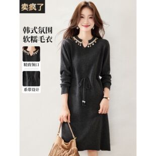 2025新款秋冬季洋气别致钉珠系带收腰针织连衣裙女配大衣的毛衣裙