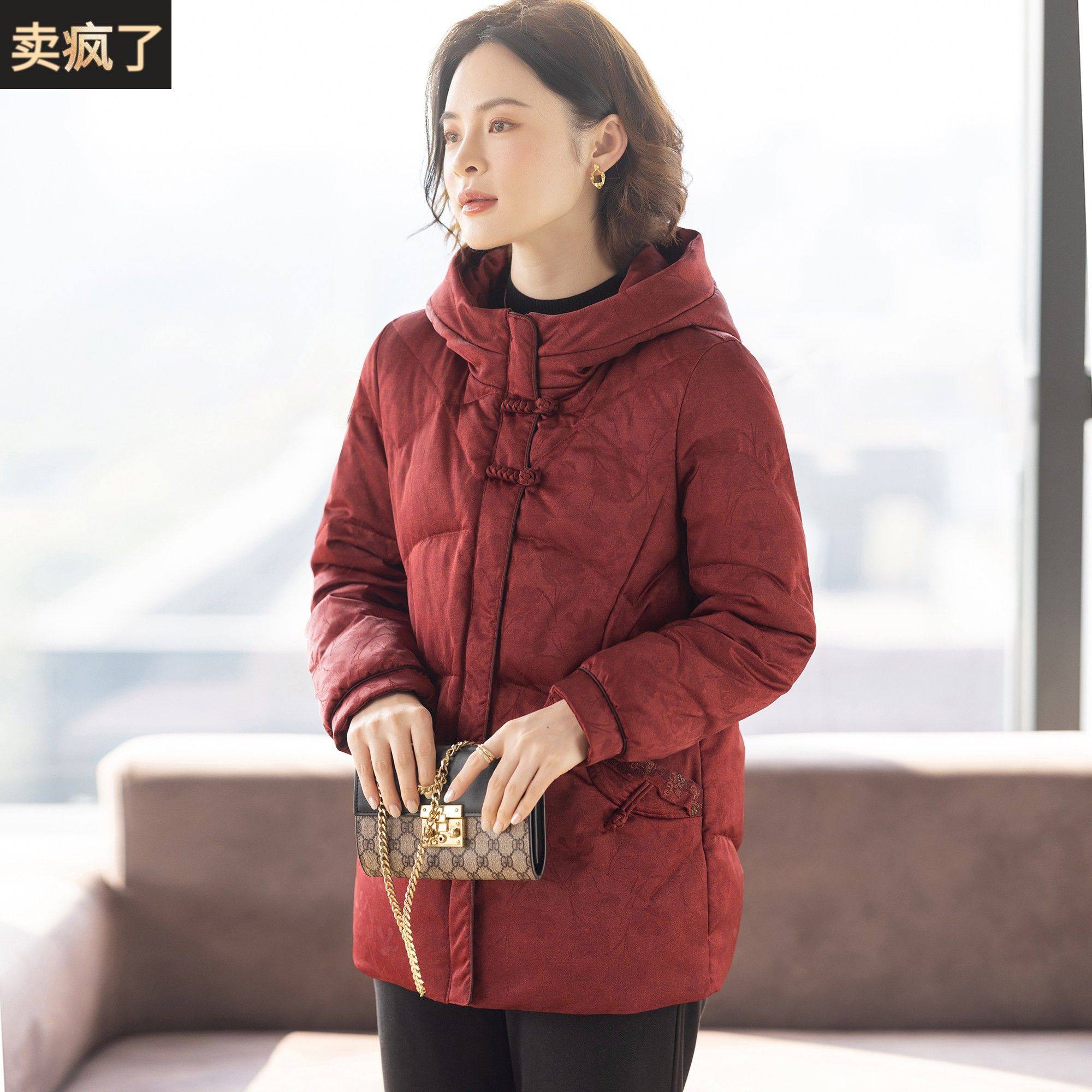 妈妈羽绒服中长款洋气加厚冬装外套2025新款中老年女士红色上衣服