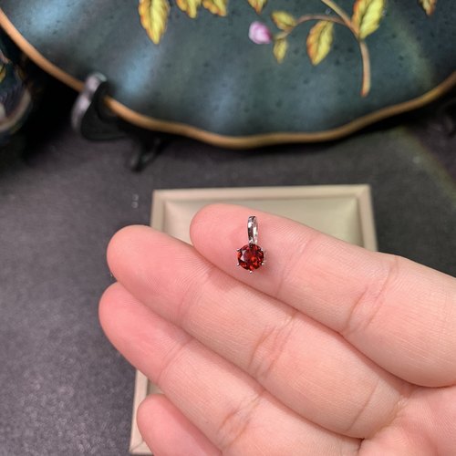 爆款天然莫桑比克石榴石吊坠 小巧5*5mm特惠 精工925银镀金