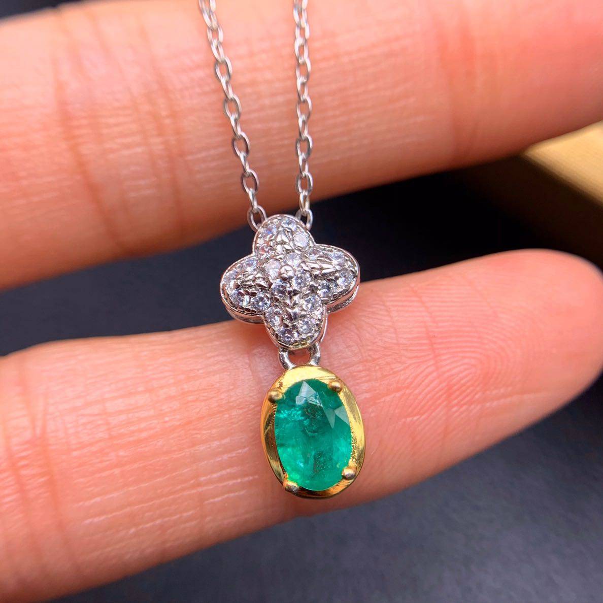 天然祖母绿项链 颜色好晶体干净 主石4*6Mm祖母绿吊坠 小巧精致