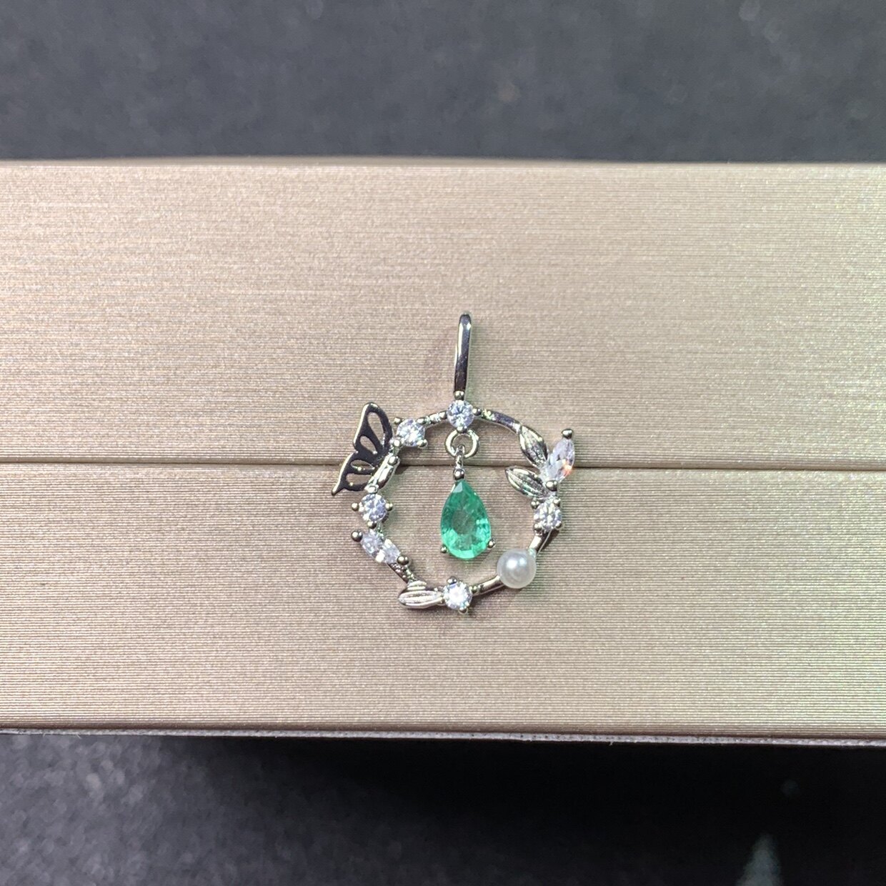 小清新蝴蝶翩翩飞舞天然祖母绿吊坠925银镀金 裸石3*5MM