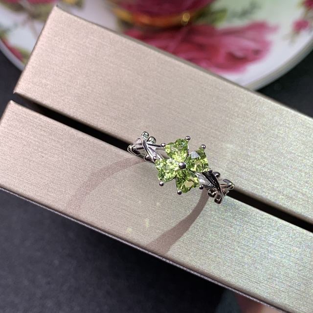 特惠新款天然橄榄石戒指925银镀白金爱心戒指 心4*4Mm开口可调节