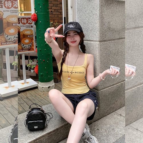 甜米周 黄色吊带带胸垫女夏外穿2025新款美式背心甜酷字母上衣