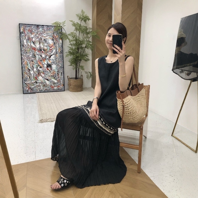 2026夏季松弛无拘束的度假look亚麻垂顺灵动琴褶拼接无袖连衣裙女