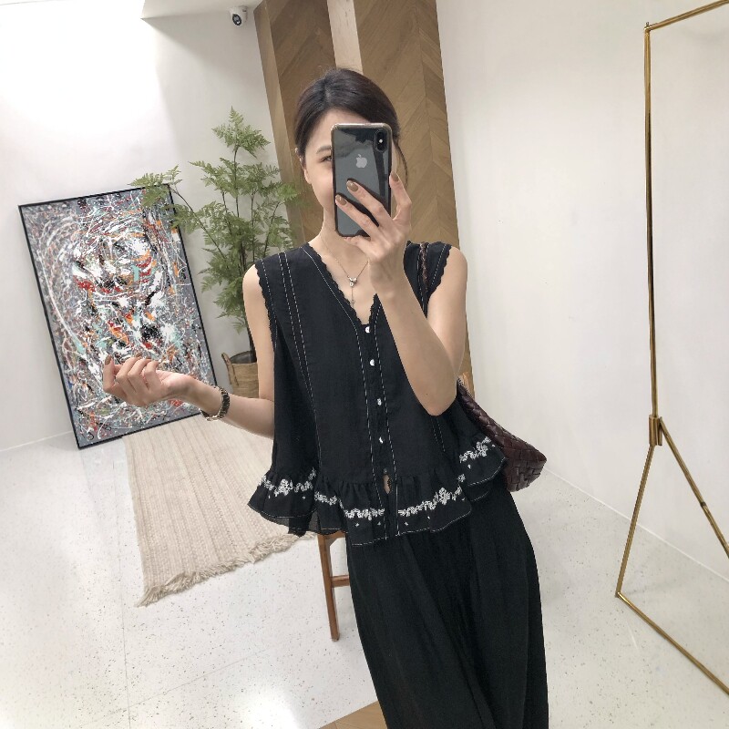 2026夏天丝高级感刺绣花V领无袖背心棉麻马夹坎肩女外穿显瘦上衣