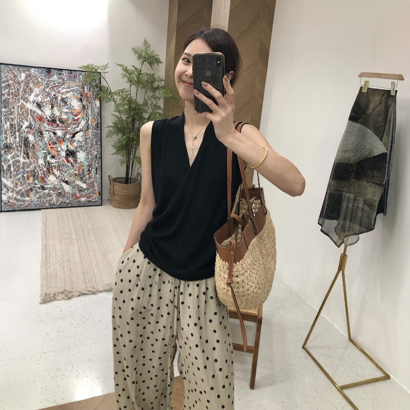 2026夏季简约V领无袖天丝针织女薄款外搭马甲背心显瘦通勤风上衣