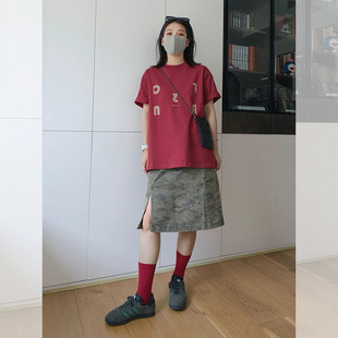 韩系ootd穿搭一整套女夏季松弛感字母印花短袖T恤迷彩半身裙套装