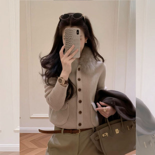 法式时尚高级感毛领针织开衫2026年冬季新款浅卡其色毛衣外套女款