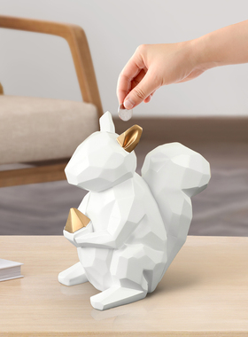 斯堪的纳维亚松鼠在小猪储蓄罐装饰品儿童的可移动的小猪储蓄罐客