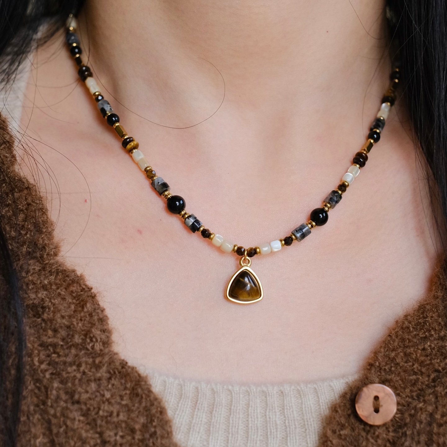 《褪色邮戳》复古高级感秋冬美拉德天然虎眼石串珠几何项链锁骨链