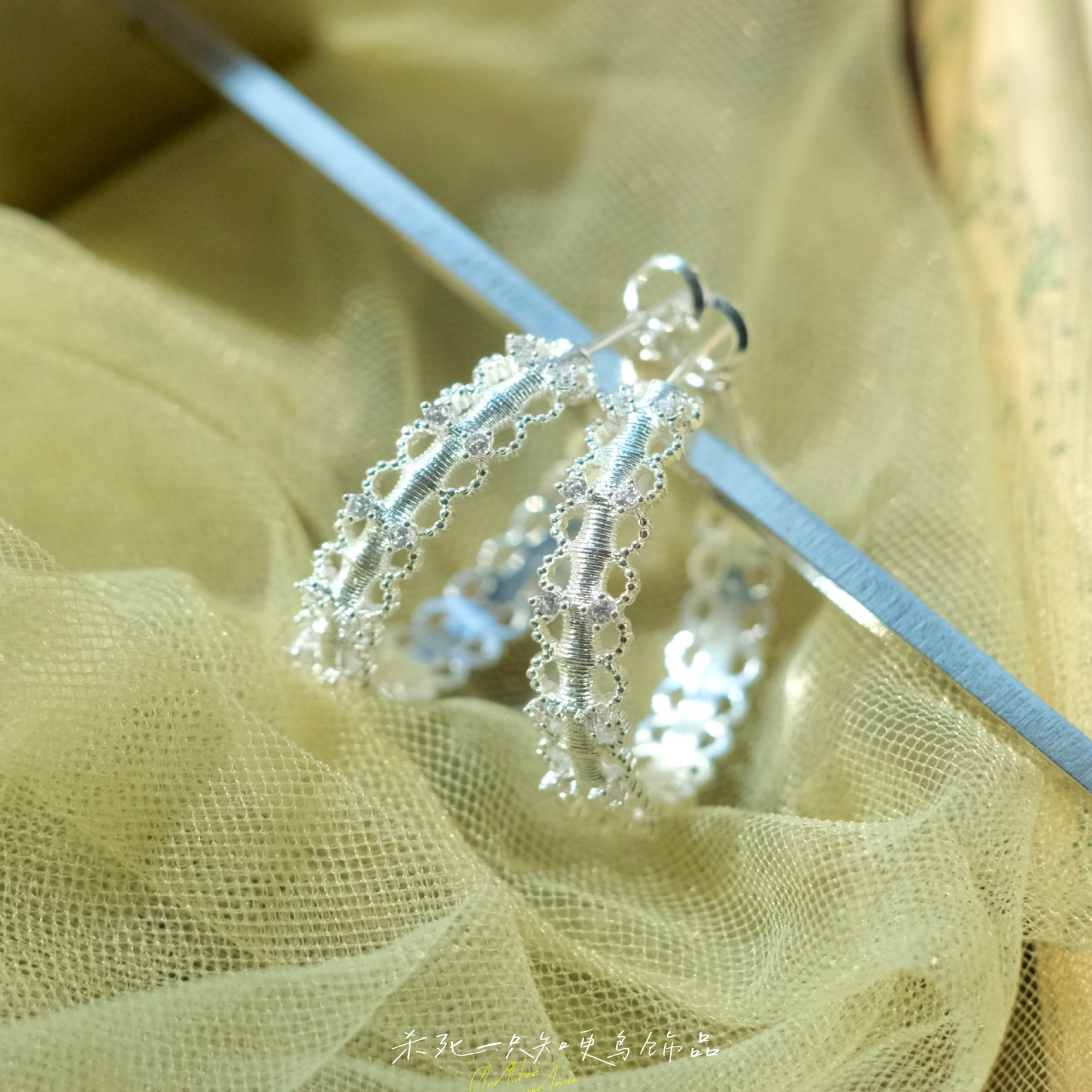 《梦游岛屿》法式精致镶钻高级感银白蕾丝肌理大耳圈耳饰耳夹耳环