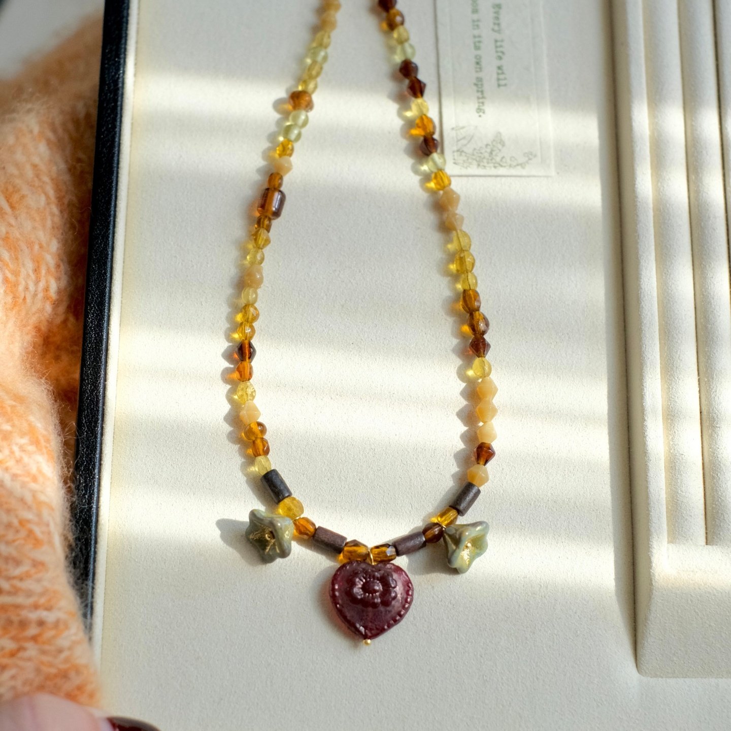 《丘比特之心》原创秋冬多巴胺彩色琉璃串珠民族风爱心项链锁骨链