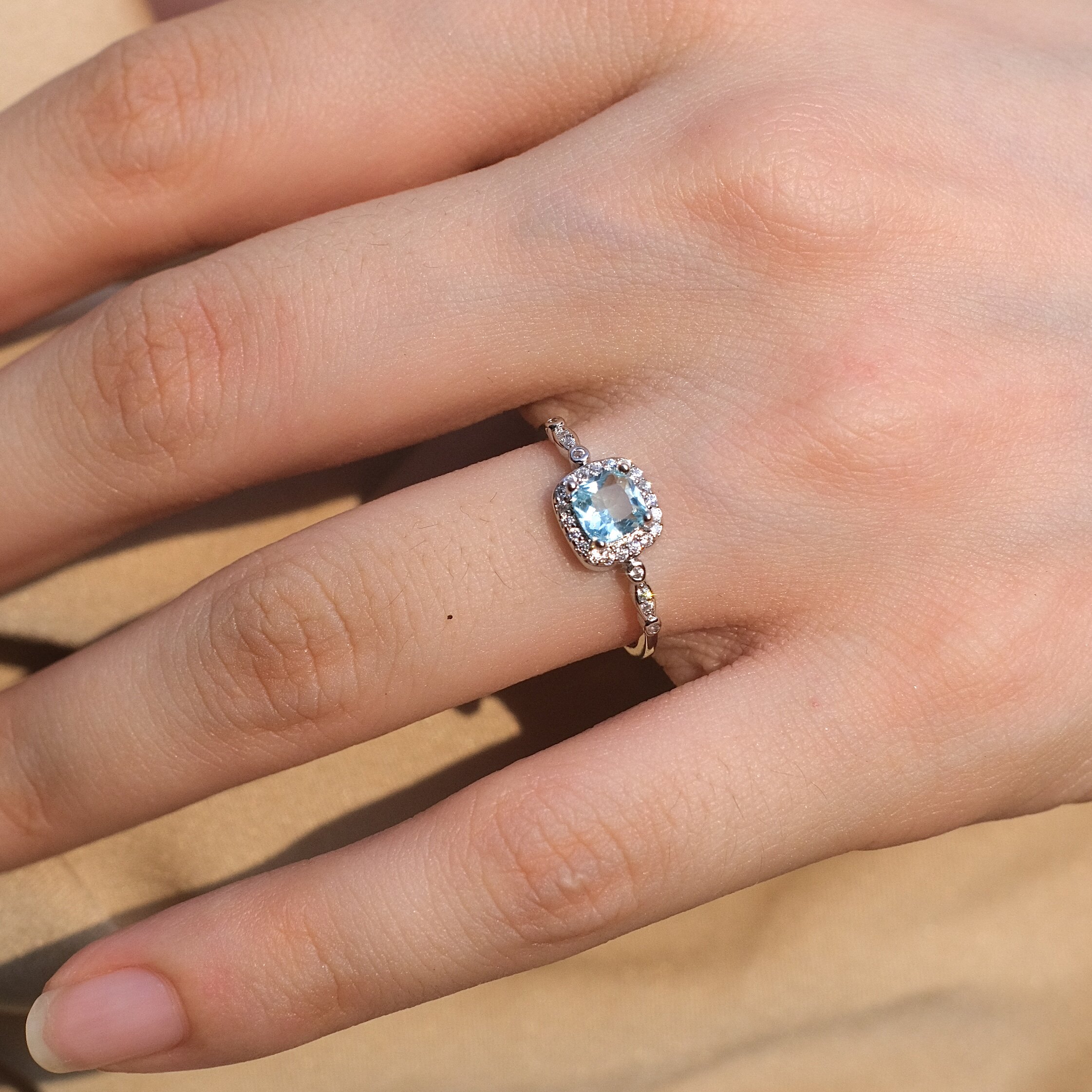 《冰岛蓝》法式复古宫廷风轻奢精致闪耀蓝色锆石满钻戒指可调节女