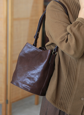 布谷森林百搭真皮女士水桶包单肩腋下包头层牛皮斜挎复古女包B443