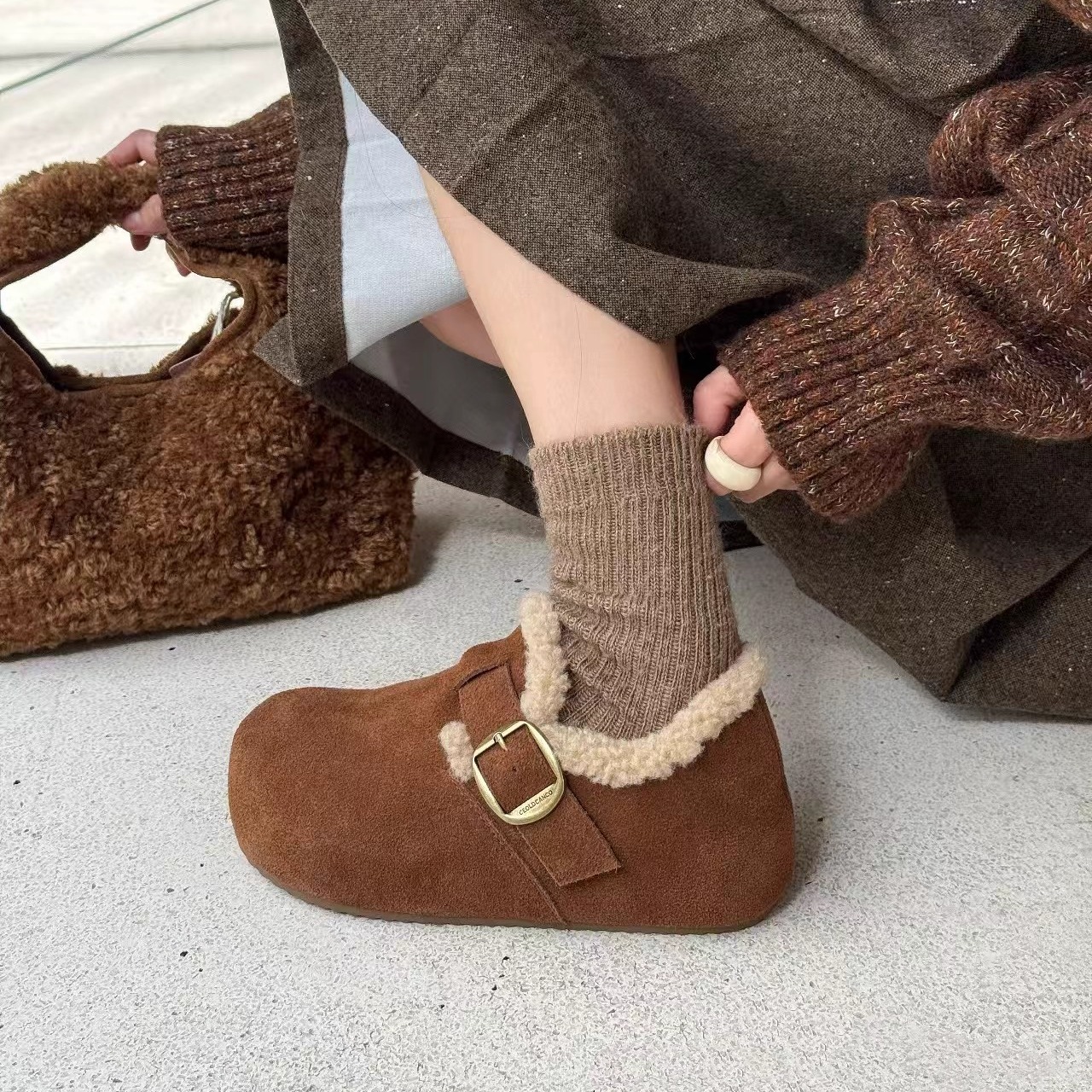 艾模儿大地色可可色焦糖色加绒勃肯2025秋冬女鞋时尚百搭舒适韩版
