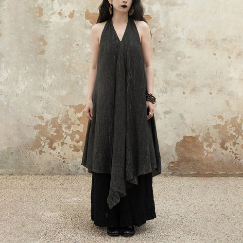 设计感脏染挂脖露背连衣裙