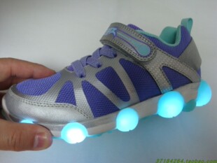 美国stride rite新泰莱SRT中大童个性炫酷减震女童闪灯运动鞋