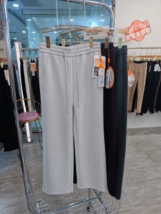 桔度女士冬新款 咨询客服价格8099 暖黄金绵羊毛蚕丝直筒裤