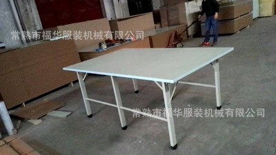 服装包装工作台裁片打样版查验货品质检验后道整理修线头附件堆放