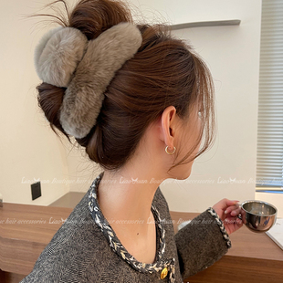 nice秋冬獭兔毛绒抓夹大号高级感可爱发夹女2025新款 后脑勺鲨鱼夹