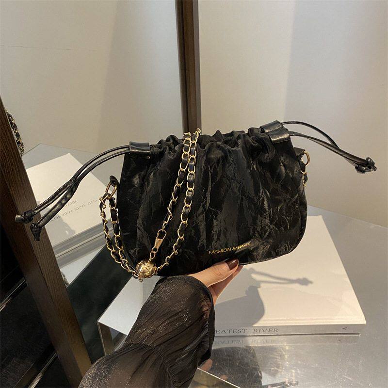 女士包包新款百搭休闲单肩女小众水桶包斜挎高级感时尚包韩版链条