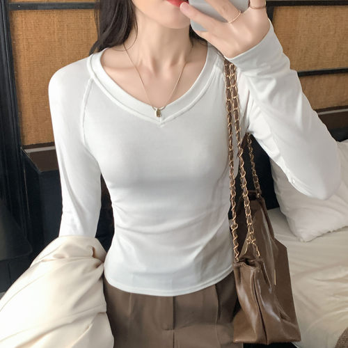 2602韩版时尚打皱收腰V领长袖T恤女高级感秋冬修身显瘦棉打底上衣