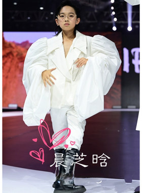 男童白色晚礼服钢琴演出