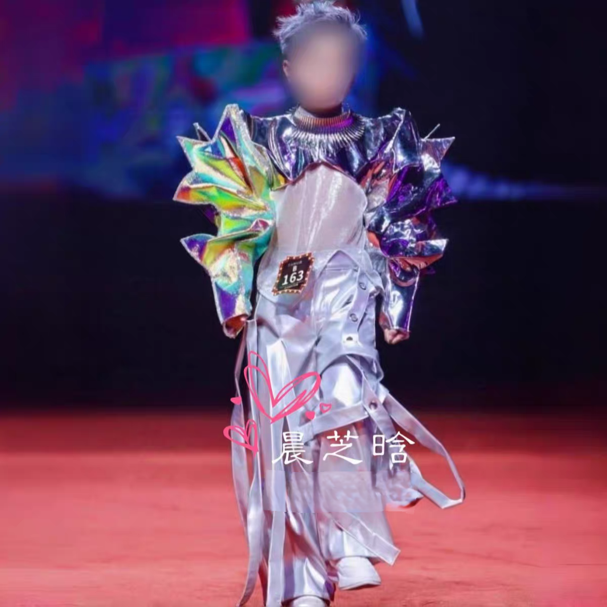 出租男童万兽之王未来科技风赛博朋克银色模特走秀车模礼潮服