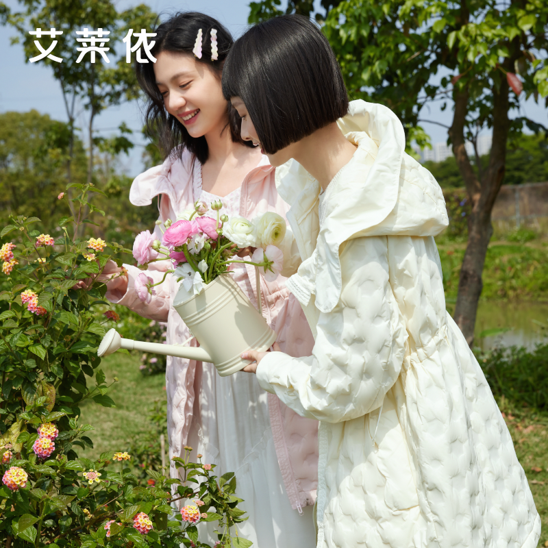 【直播】艾莱依轻薄外套春秋女2023年鹅绒减龄花苞连帽设计感短款