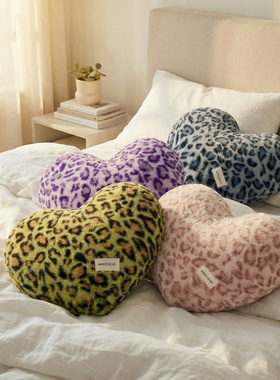 豹纹心形抱枕含芯家用客厅沙发爱心靠背枕轻奢高级感汽车装饰靠垫