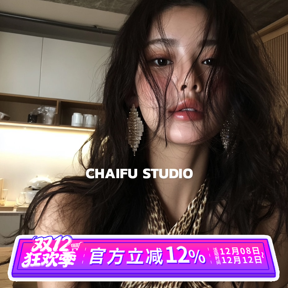 老派华丽菱形彩光折射满钻耳钉