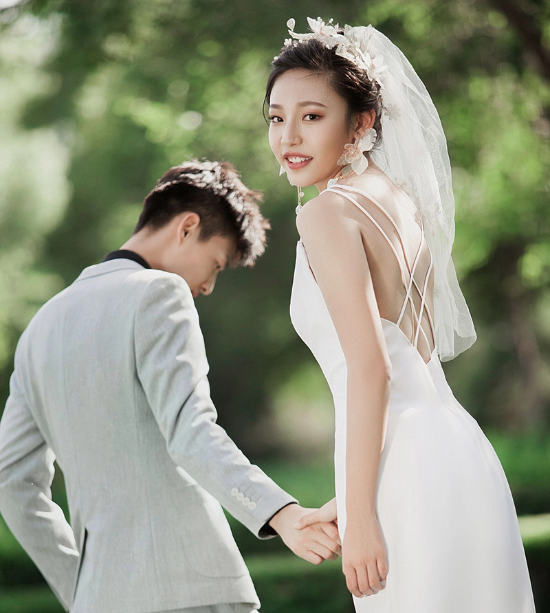 缎面轻婚纱2021新款拖尾显瘦新娘