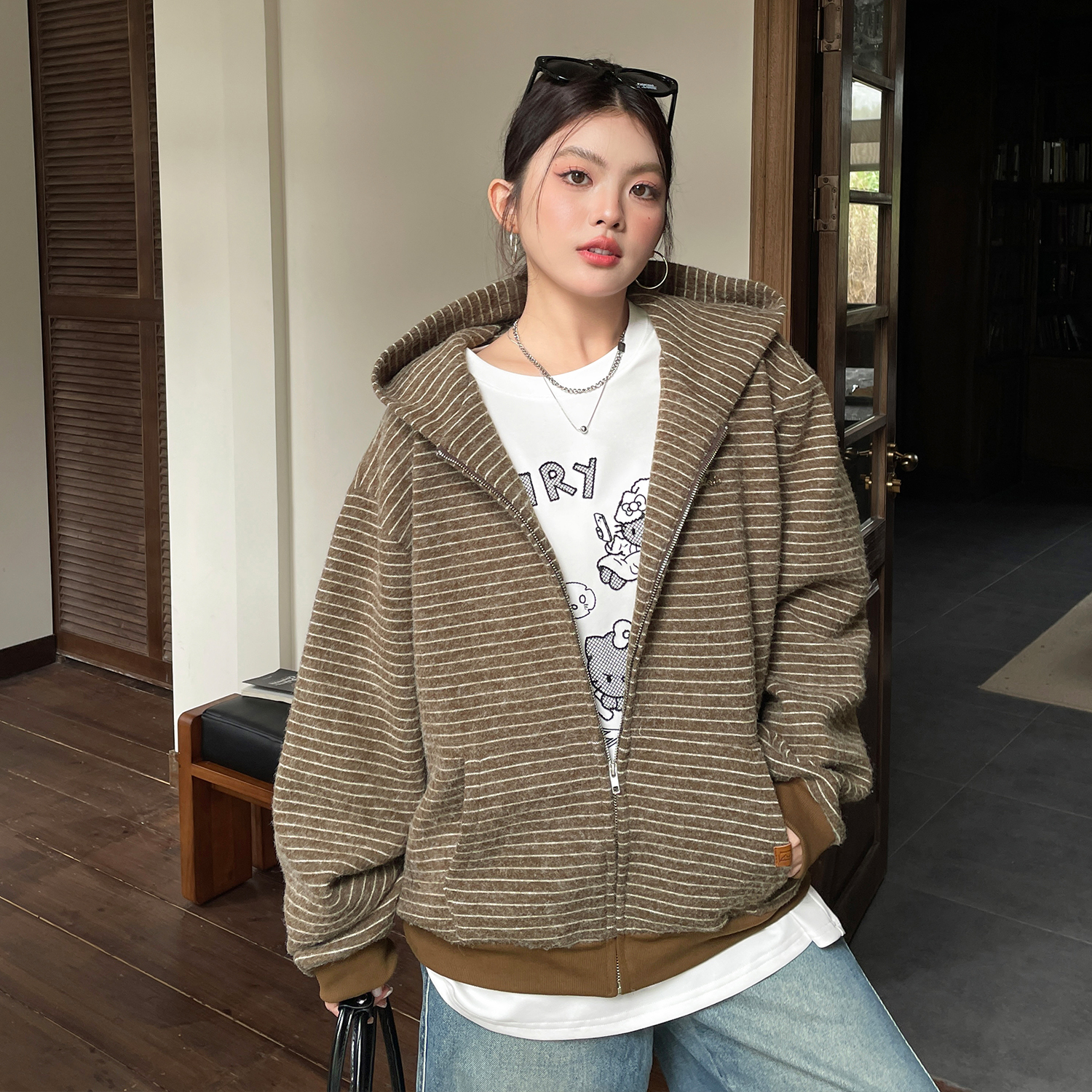 秋季慵懒风穿搭韩里韩气设计感上衣大码女装胖mm条纹连帽卫衣外套