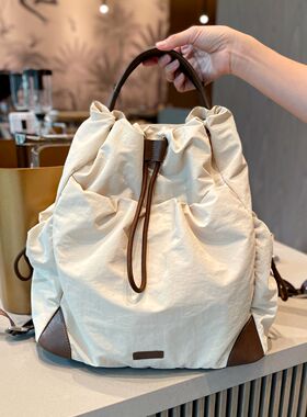 轻便小众高级旅游双肩包女2026春夏新款高颜值牛津布通勤女士背包