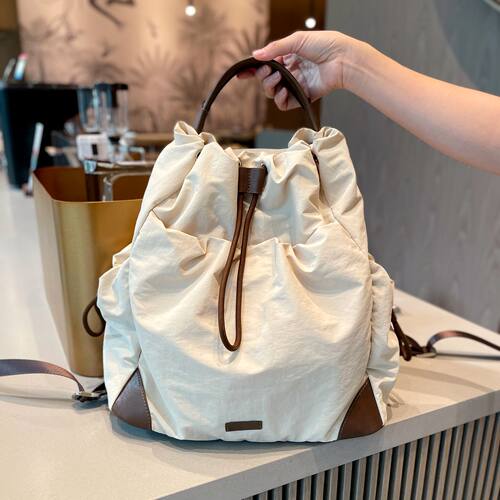 轻便小众高级旅游双肩包女2026春夏新款高颜值牛津布通勤女士背包