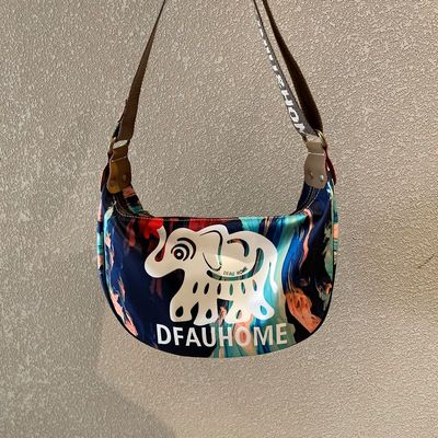 超火休闲包包女2025新款时尚百搭女士斜挎包运动饺子包轻便牛津布